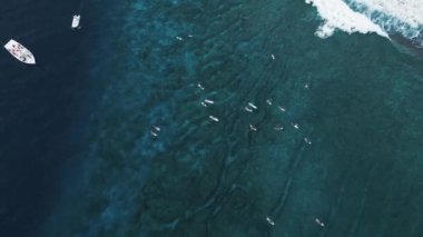 Maldivler 'de sörfçülerin yüzdüğü sörf alanının yukarıdan aşağı görüntüsü.