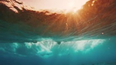 Gün batımında Maldivler 'deki dalgaların sualtı görüntüsü