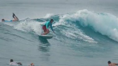 Sörfçü Maldivler 'de sörf yapıyor