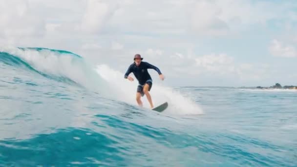Surfer Płynie Falą Oceanie Malediwach — Wideo stockowe