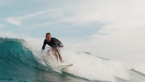 Surfer Płynie Falą Oceanie Malediwach Filmiki Stockowe bez tantiem