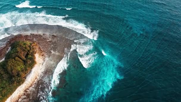 サーファーが泳いでいるモルディブのサーフィンスポットのエアリアルトップビュー — ストック動画