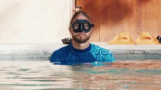 解放された男はプールでダイビング中に水中で消える — ストック動画