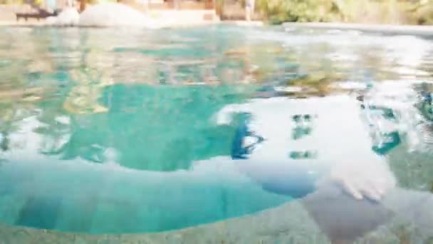 Man Freediver Verschijnt Uit Het Water Zijn Duik Het Zwembad Rechtenvrije Stockvideo's