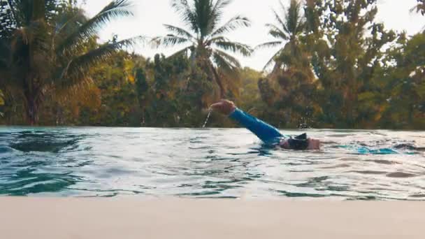 Kobieta Pływa Basenie Palmami Tle — Wideo stockowe