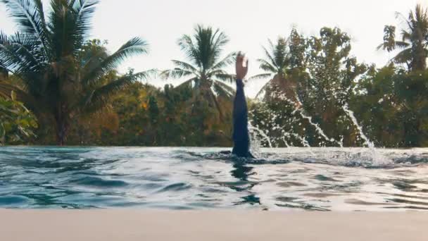 Arka Planda Palmiye Ağaçları Olan Bir Adam Havuzda Yüzer — Stok video