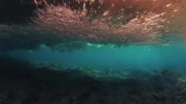 Gün batımında Maldivler 'deki dalgaların sualtı görüntüsü