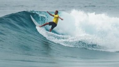 Sörfçü Maldivler 'de sörf yapıyor