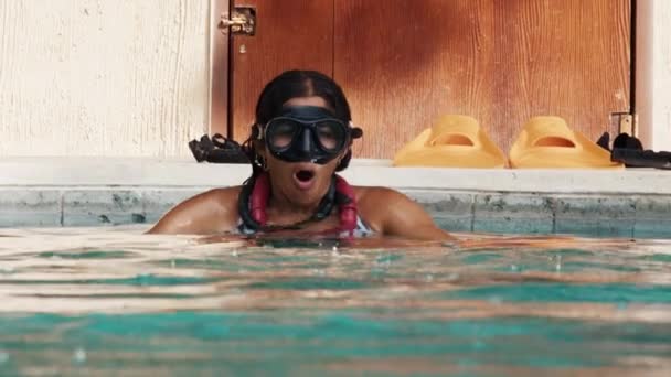 Özgür Bir Kadın Havuza Dalarken Suyun Altında Kayboluyor — Stok video