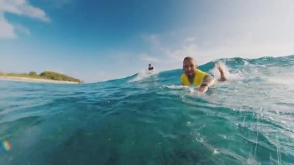 Surfista Despega Monta Ola Las Maldivas — Vídeo de stock