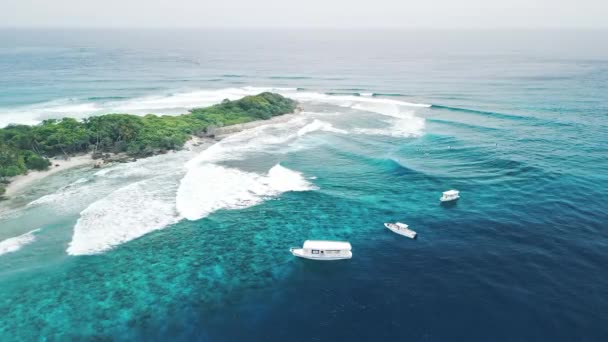 Maldivler Deki Kırılan Dalgalarla Çevrili Tropikal Adanın Havadan Görünüşü — Stok video