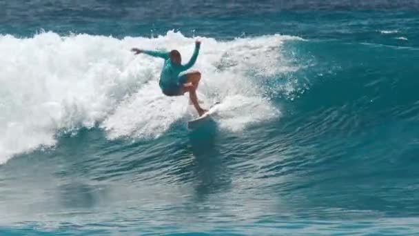 Surfista Cavalca Onda Alle Maldive — Video Stock