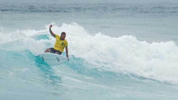Surfer Przemierza Falę Malediwach — Wideo stockowe