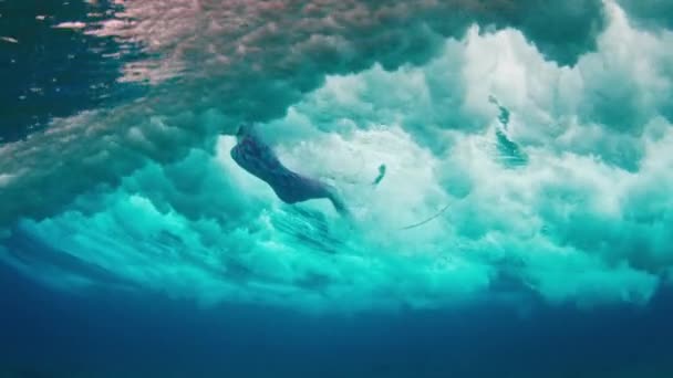 女性の水中ビューは 壊れた波で苦労してサーファー — ストック動画