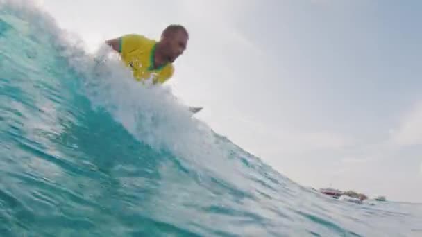 Surfer Lepas Landas Dan Naik Gelombang Maladewa — Stok Video