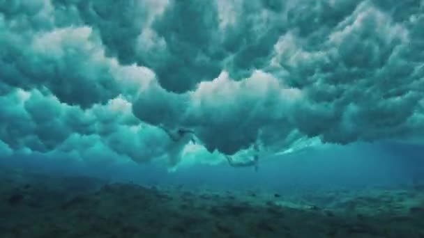 Підводний Вигляд Хвилі Ламається Мальдівах Серфінгом Бореться Воді — стокове відео
