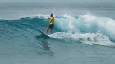 Sörfçü Maldivler 'de sörf yapıyor