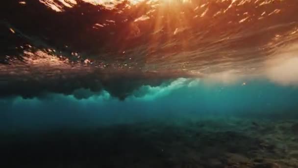 Onderwaterzicht Van Golf Die Breekt Malediven Bij Zonsondergang — Stockvideo