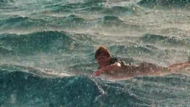 热带雨阵雨期间冲浪桨在海里划过 — 图库视频影像