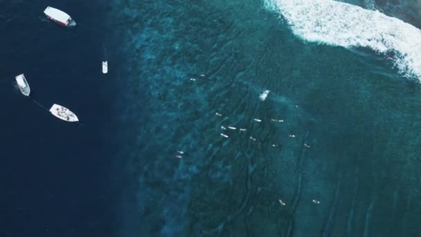 Góry Dół Widok Miejsce Surfowania Malediwach Surferami Pływającymi Dookoła — Wideo stockowe