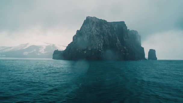 南極のロッキー島 背景に雪が覆われた山々 — ストック動画