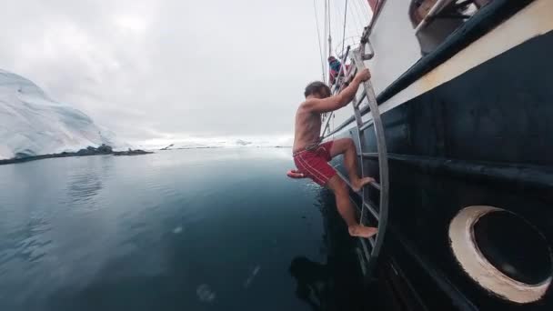 Uomo Nuota Antartide Giovane Uomo Salta Nell Acqua Ghiacciata Dalla — Video Stock