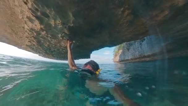 Freediver Zwemt Onderwater Tropische Zee Verkent Ingewikkelde Zeegezichten Van West — Stockvideo