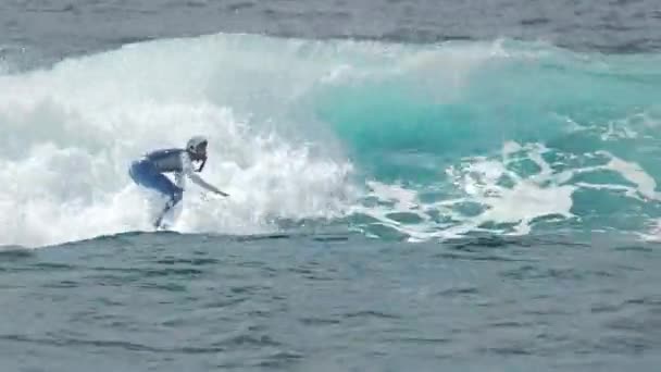 在马尔代夫冲浪的人乘风破浪 — 图库视频影像