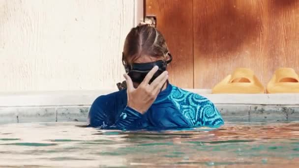解放された男はプールでダイビング中に水中で消える — ストック動画