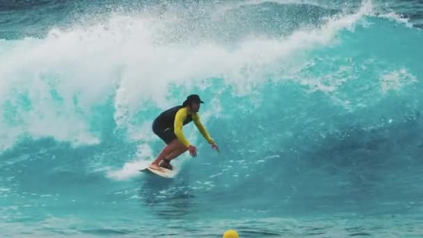 Surfer Reitet Auf Der Meereswelle Der Malediven — Stockvideo