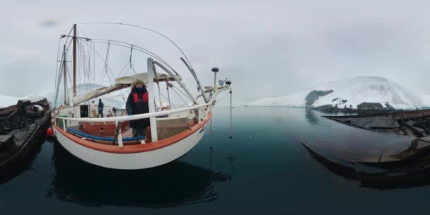 南極に停泊した巡航航航艇の映像 セーリング船は南極の近くのアンカーに留まっている — ストック動画