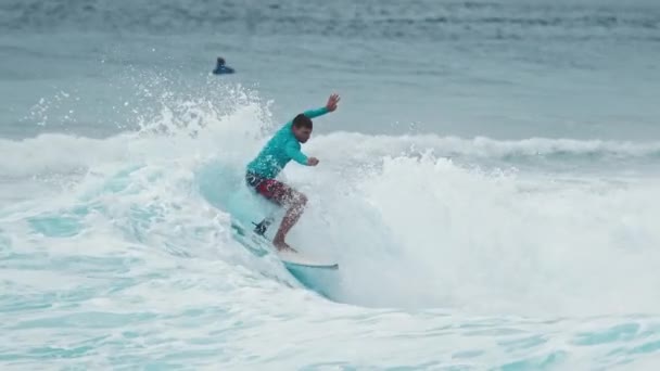Surfer Rijdt Golf Malediven Stockvideo