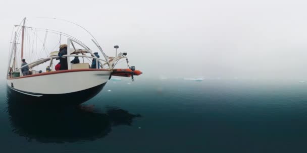 Πλάνα Από Κρουαζιερόπλοιο Που Πλέει Στην Ανταρκτική Ιστιοπλοϊκό Κινείται Ανάμεσα — Αρχείο Βίντεο