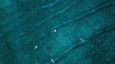 Maldivler 'de sörfçülerin yüzdüğü sörf alanının yukarıdan aşağı görüntüsü.