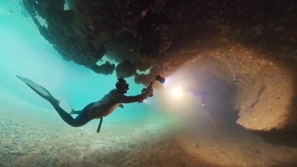 Libertação Cavernas Freedivers Mergulhar Dentro Caverna Com Câmera Subaquática Explorar Vídeo De Bancos De Imagens