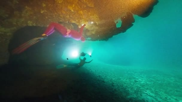 Пещерный Фридайвинг Водолазы Ныряют Пещеру Подводной Камерой Исследуют Сложный Морской — стоковое видео