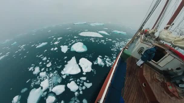 Żeglując Antarktydzie Cruising Żaglówka Porusza Się Antarktydzie Lodem Pływających Wodzie — Wideo stockowe