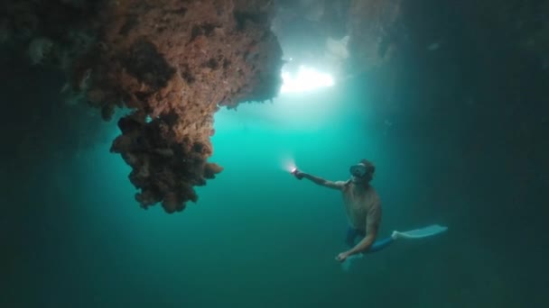 Raja Ampat Freediving Man Freediver Swims Underwater Torch Explores West — Stock Video