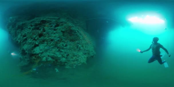 Beelden Van Freediver Man Freediver Zwemt Onder Water Met Fakkel — Stockvideo