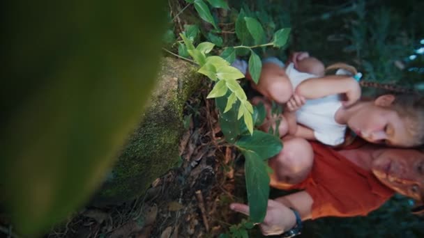 Familiewetenschap Volwassen Man Met Kind Zit Het Tropisch Bos Kijkt Stockvideo's