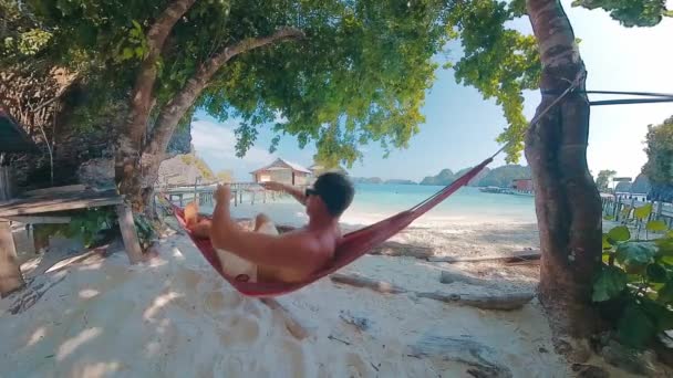 Mladý Muž Odpočívá Houpací Síti Pláži — Stock video