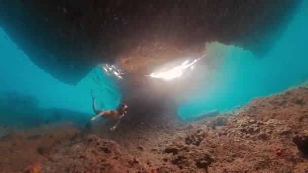 Freediver Плаває Під Водою Тропічному Морі Досліджує Складний Морський Пейзаж — стокове відео