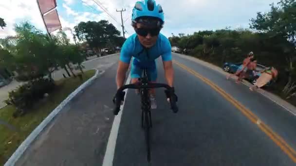 Άνθρωπος Μπλε Εξοπλισμό Ποδηλασία Στην Αστική Περιοχή Royalty Free Βίντεο Αρχείου