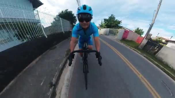 Człowiek Niebieskim Wyposażeniu Jazda Rowerze Obszarze Miejskim Klip Wideo
