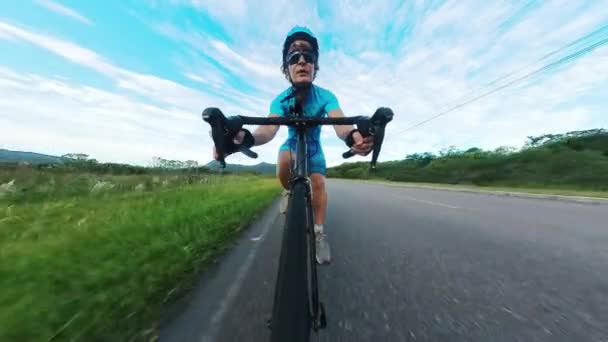 Άνθρωπος Μπλε Εξοπλισμό Που Ποδηλατεί Γρήγορα Στην Αγροτική Περιοχή — Αρχείο Βίντεο