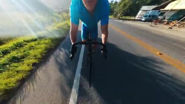 Άνθρωπος Μπλε Εξοπλισμό Που Ποδηλατεί Γρήγορα Στην Αγροτική Περιοχή Royalty Free Βίντεο Αρχείου