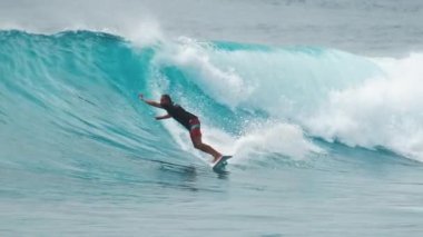 Sörfçü Maldivler 'de sörf yapıyor