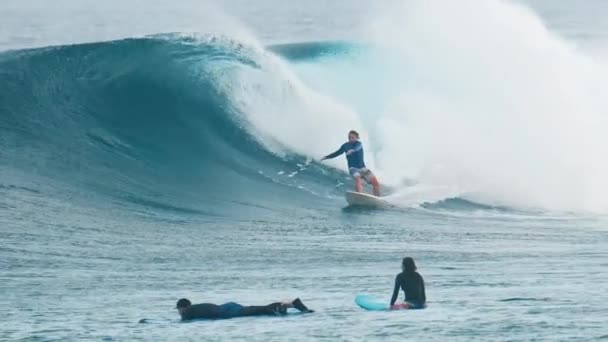 Surfeur Masculin Surfe Sur Vague Aux Maldives — Video