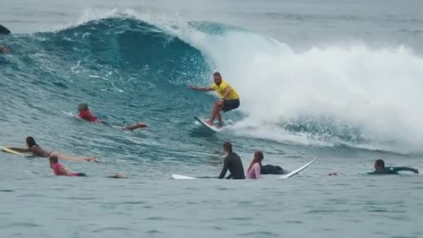 Huraa Maldives Novembre 2022 Surfer Surfe Sur Vague Dans Foule Vidéo De Stock Libre De Droits