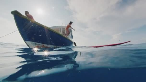 Surfista Salta Desde Barco Agua Limpia Las Maldivas — Vídeo de stock